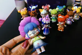 独居女生半夜拆超级火的盲盒，林深不知处小仙女系列，成年人快乐图片