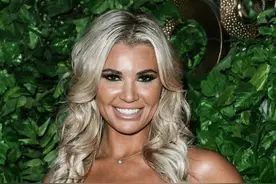 女星麦吉尼斯穿白吊带现身活动现场，看起来很有活力图片