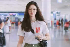 林允自信过头，穿那么紧的“齐臀裤”还勒出褶子，看着真不太美图片