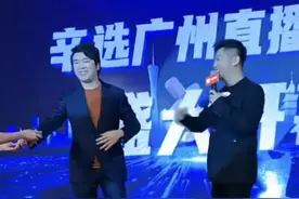 郎朗胡海泉罕见同框，现身某简陋开业仪式，却被曝出场费得千万？图片