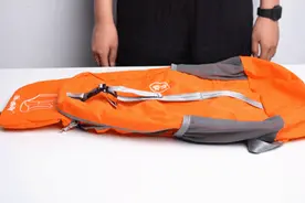 中国牛人设计新型背包，折叠起来巴掌大小，打开可以承重40斤图片