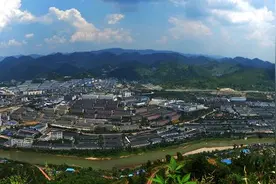 茅台镇“一条航母+N艘小船”尴尬局面即将消失图片