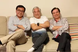 尔冬升三兄弟感情真好，为秦沛儿子姜文杰庆生，三人合影动作一致图片