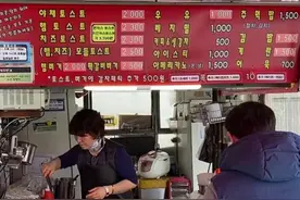 韩国小店里的铁板汉堡，汉堡肉排都当面煎出来，吃着又香又放心图片