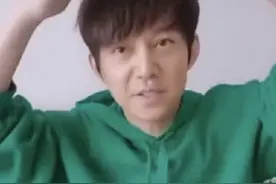 何炅撩起刘海吓到粉丝，发际线后移额头比脸大，洗白自拍太可爱图片