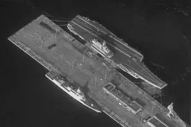 1.2万吨和6.5万吨的差距有多大？当055大驱和辽宁舰同框就明白了图片