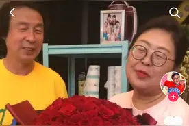 杜海涛妈妈获老公惊喜送花，海涛爸爸罕曝光，身材清瘦与儿子不同图片