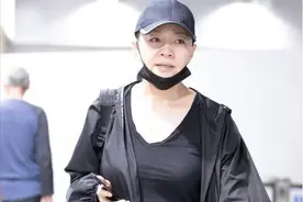 61岁的“宋丹丹”越老越时髦，穿一身黑走机场，再次引领大妈时尚图片