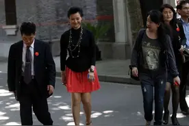 53岁宋祖英不服老，穿黑色打底衫红裙，戴5条珍珠项链够招摇图片