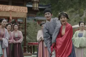 《清平乐》曹评长得真好看！戏外竟是爱和花拍照的男孩图片
