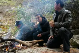 七叔野外就地取材，生火烤饼子充饥，分享野外生存技能！