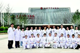 扬大医精诚为怀，谱宏业仁术是本图片