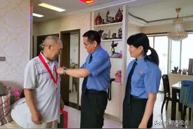 岁月倥偬，日月为证，百年华诞，初心向党——河南省义马市检察院为老党员发勋章，携新青年谱新章图片