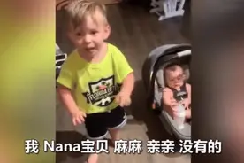 2岁儿子委屈跺脚，无奈向爸爸告状："妈妈都没亲我就上班去了"图片