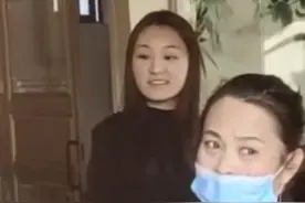 陈亚楠父母拜访亲家，大衣哥热情招待，临别时大衣嫂到门口相送图片