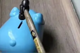 儿子首次拿全班第一，宝妈砸开储钱罐给奖励，一锤下去爸爸慌了图片