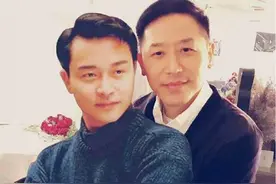 辞爱十七年：痴情唐鹤德零点晒照，曾不顾世俗和张国荣同穿情侣装图片