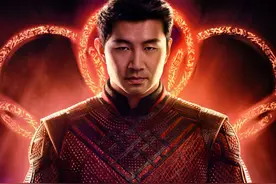 周星驰《功夫》海报，竟出现在漫威《尚气》中，网友：侵权投诉图片