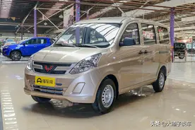 3万多块买辆五菱面包车，既能拉人又能拉货，1.2L排量省油图片