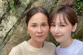 王心凌母亲节陪家人野外郊游，与妈妈合影露幸福甜笑图片