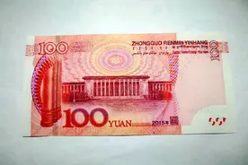 正在用的100元纸币报价10万元，就是这个“字母”，留着别花图片