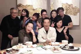 翁虹夫妇参加聚会，万梓良前妻携女儿现身，爱女开6间餐厅收入高图片