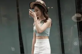 表嫂出门逛街气场磅礴，一看就是大哥的女人，裤子真有设计感图片