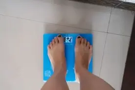 减肥的人早上称体重会比较轻，这是事实吗？从这几方面帮你分析图片