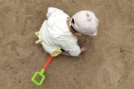 小宝宝喜欢大喊大叫，不是没礼貌，是在发泄情绪，爸爸妈妈要理解图片