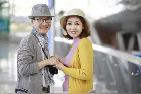 49岁女人哭诉：一次酒后和老同学意外发生关系，为啥老公不肯原谅图片