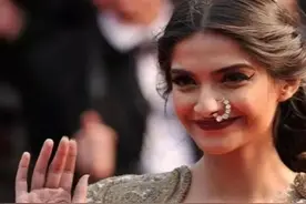 去印度旅游时，在街上碰到戴鼻环的女子，记住不要去和她们搭讪图片