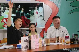 “大衣哥”朱之文携三位县区长化身“主播”，为菏泽优特产品代言图片