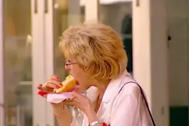 国外恶搞，用橡胶的火腿肠整蛊路人。视频封面