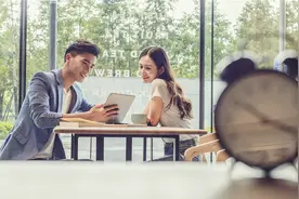 约会时，男人偷偷买单和抢着买单，代表着2种不同的含义图片