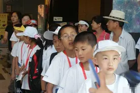 在大城市和小城市长大的孩子，会有哪里不一样？这几个故事很形象图片