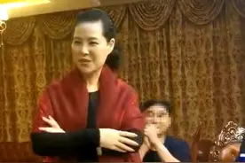 李双江妻子梦鸽回乡探亲，披LV围巾戴佛珠显平和，似不再为儿焦虑图片