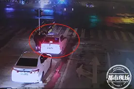 连喝2场酒还开车！车上2人全部睡着，被喊醒后上演百米跨栏图片