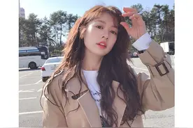 31岁的郑素敏气质开挂，大波浪卷发配风衣，简约穿搭美回18岁图片