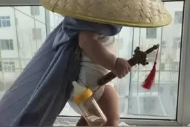 “尿不湿大侠”火了，手握宝剑，腰带奶瓶，网友：萌娃版大侠图片