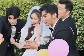 蔡徐坤与杨颖牵手玩游戏，有谁注意到牵手方式？对已婚人士的尊重图片