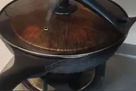 真险！杭州一男子忘我打游戏，一锅螃蟹冒烟了图片