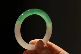 56的镯子多少斤的人戴？翡翠镯子记住三不买，你知道吗？图片