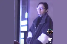 36岁张靓颖素颜太憔悴，跟小5岁男友约会腻歪，衣着肥硕孕味浓图片