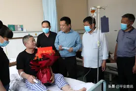 局领导看望慰问病倒在工作岗位上的监所民警图片