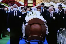 “赌王”何鸿燊今日出殡，董建华林郑月娥等扶灵图片