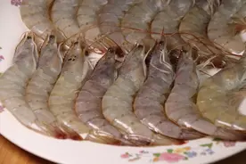 炸大虾，有人挂面糊有人挂面粉？都不对！教你正确做法，焦香酥脆图片