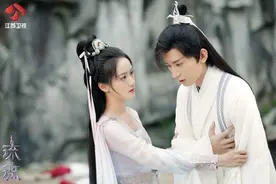 戏里戏外皆有爱《琉璃》剧组拍卖成毅、袁冰妍戏服助力公益图片