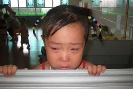 4岁女孩放学后没家长接，老师打开书包发现纸条，网友：枉为父母图片