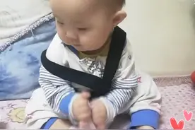 为啥宝宝总爱“拽袜子”？家长要及时制止吗？还是选择放任不管？图片