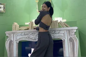 看Jennie诠释性感可爱风，真空上阵露背又露腰，尽显好身材图片